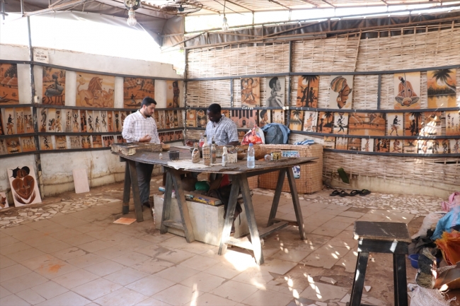 Köle adasının tarihini rengarenk kumlarla tablolara yansıtıyor